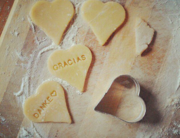 Ausgestochene rohe Plätzchen, auf denen die Worte "Gracias" und "Danke" zu lesen sind