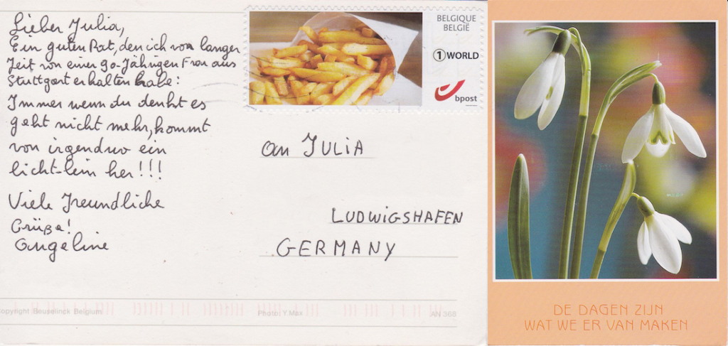 Postkarte aus Belgien mit Pommes-Briefmarke und Maiglöckchen-Motiv